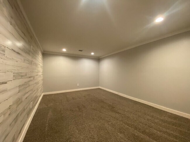 Building Photo - Welcome to this charming 3-bedroom, 1-bath...