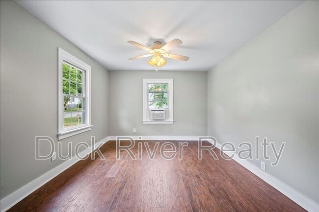 Building Photo - 509 Hardwick Ave