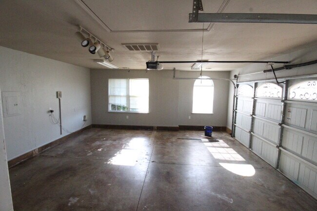 Building Photo - 12221 Biltmore Dr