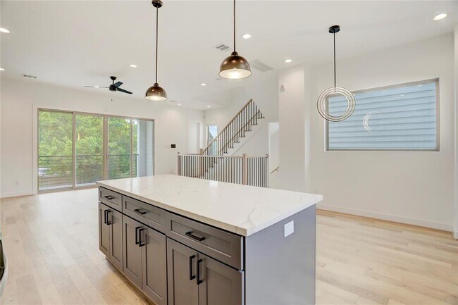 Building Photo - 2715 Drew St