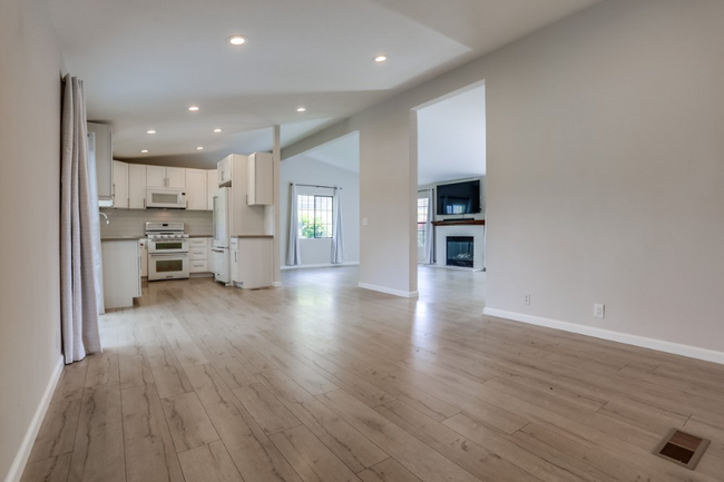 Building Photo - 3560 Turquoise Ln