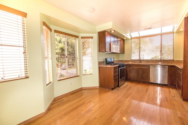 Building Photo - Tri-Level 3 bedroom 3 bath Home in Heart o...