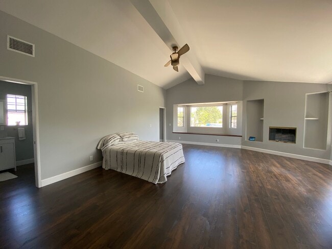 Building Photo - Remodeled 3 bed, 3 bath home on East end of Simi Valley