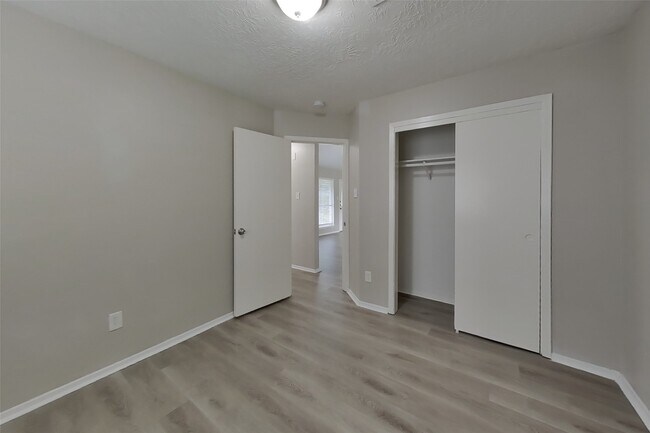 Building Photo - 14831 Waterside Dr