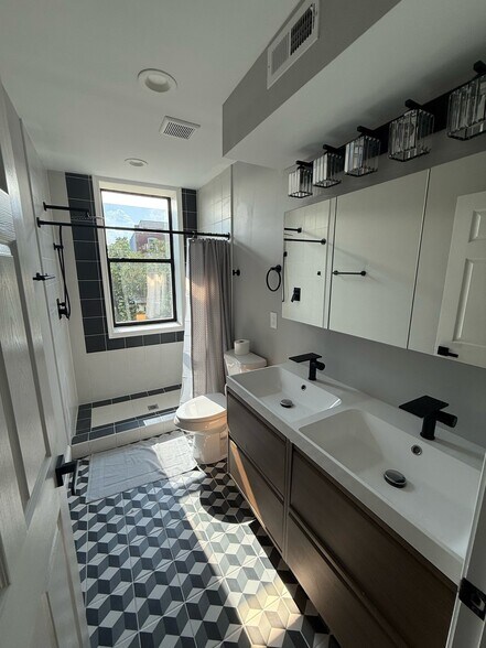 Building Photo - 2317 Barclay St