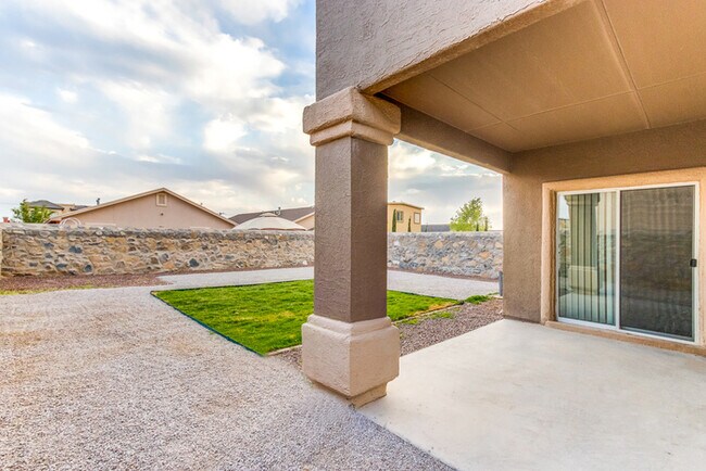 Building Photo - Gorgeous 4 Bedroom Home In Horizon with Refrigerated Air!