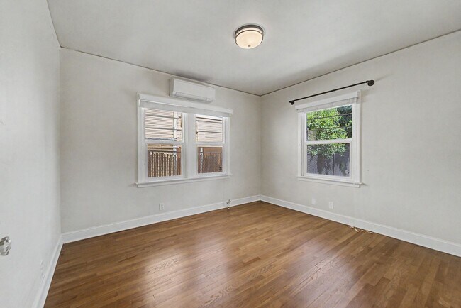 Building Photo - 1109