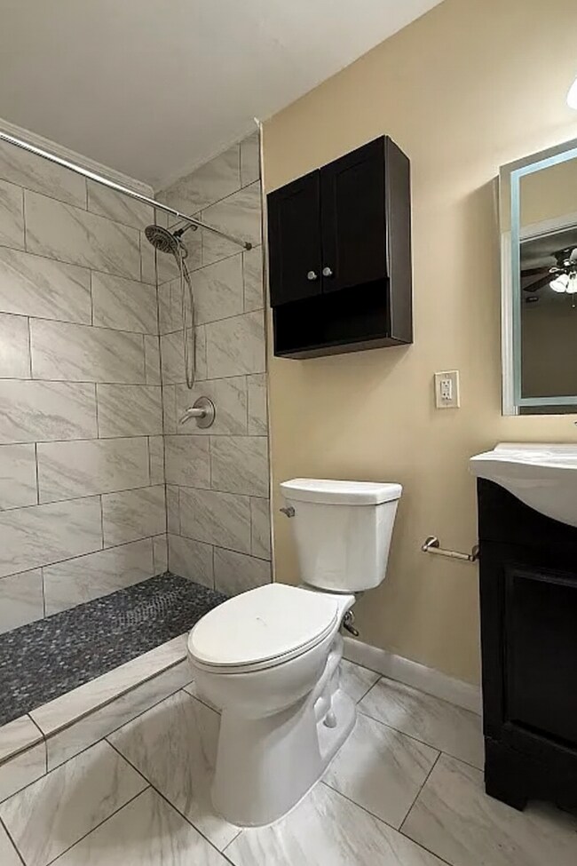 Building Photo - 3 bed 2 bath in Atlanta!