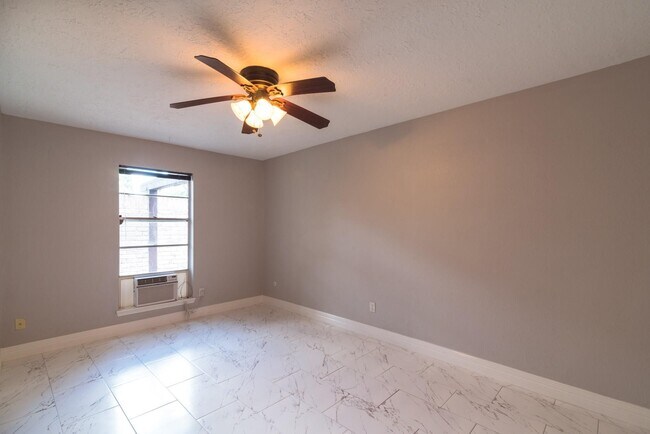 Building Photo - 25535 Wingfield Ln