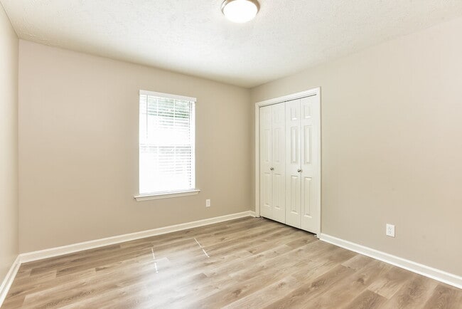 Building Photo - 295 Sanders Dr