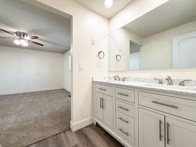 Building Photo - Beautiful Sandy Remodel Near Union Park!