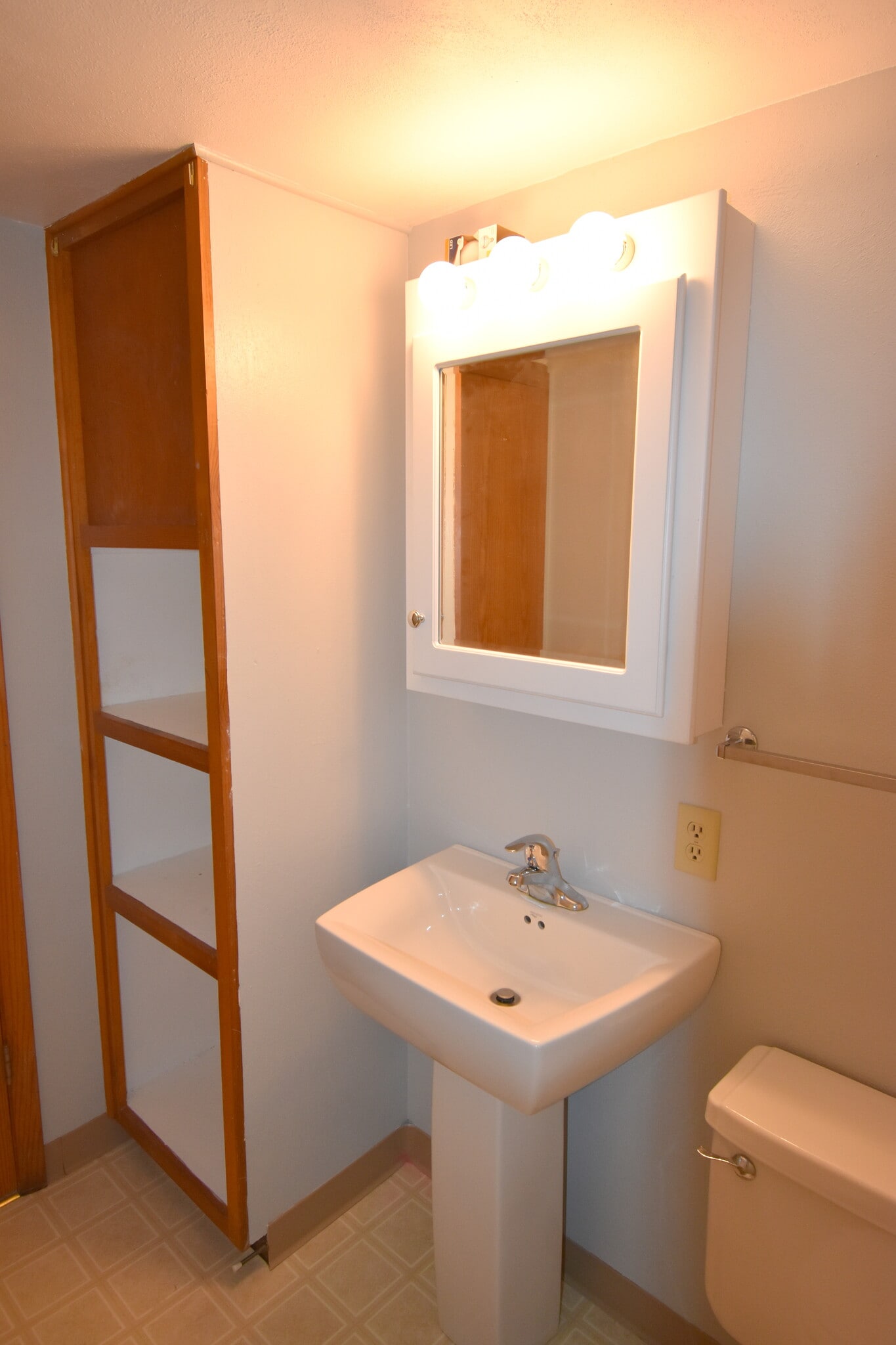 Half Bath - 6706 Spring Grove Ct