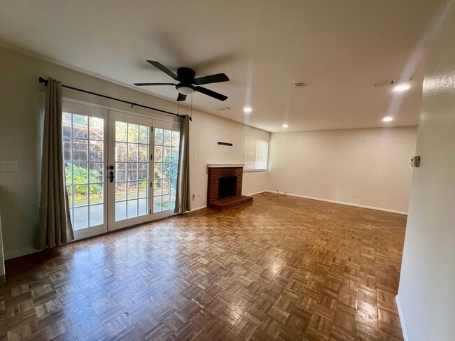 Building Photo - Great Townhome in the Pocket area close to everything!