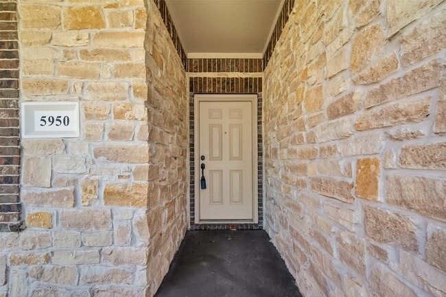 Building Photo - 5950 Carpenters Hollow Court