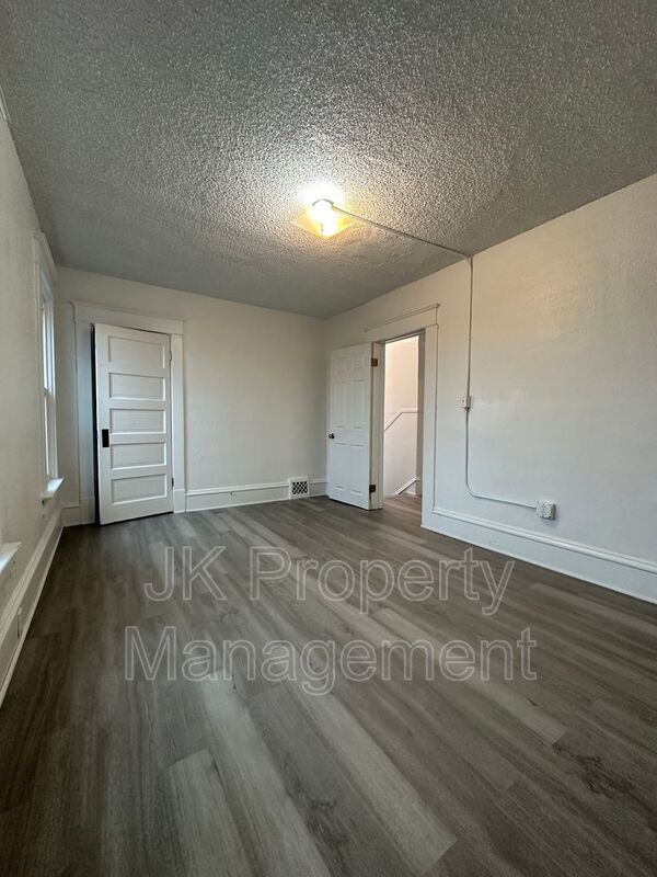 Building Photo - 604 2nd Ave S