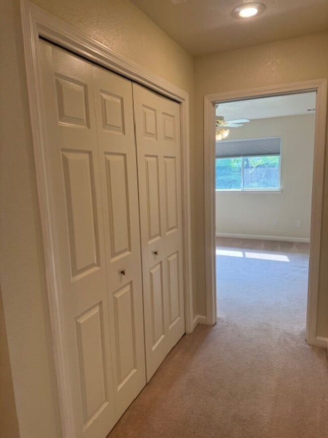 Building Photo - Home in Country Heights Subdivision Area w...