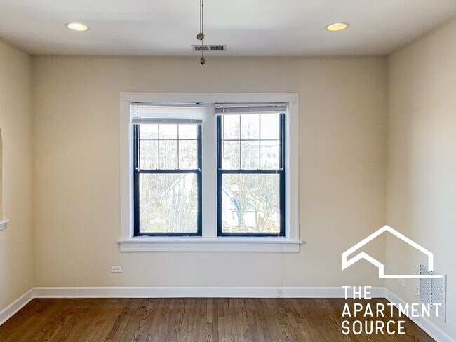 Building Photo - 1819 W Leland Ave