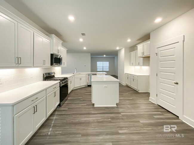 Building Photo - 510 Hardwood Ave