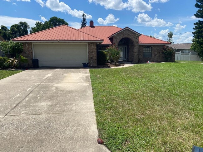 Building Photo - Pool home in county club area