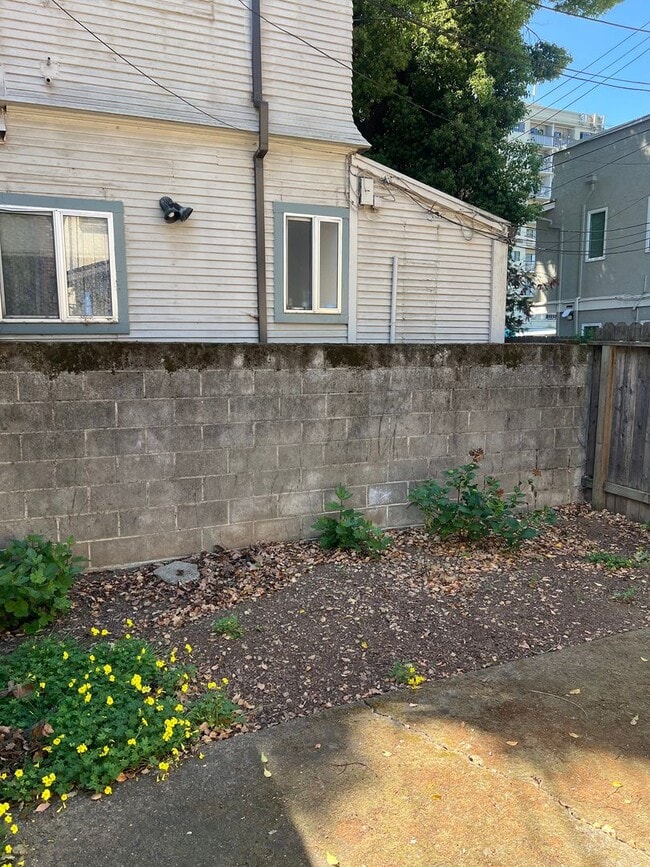 Building Photo - 2526 I St