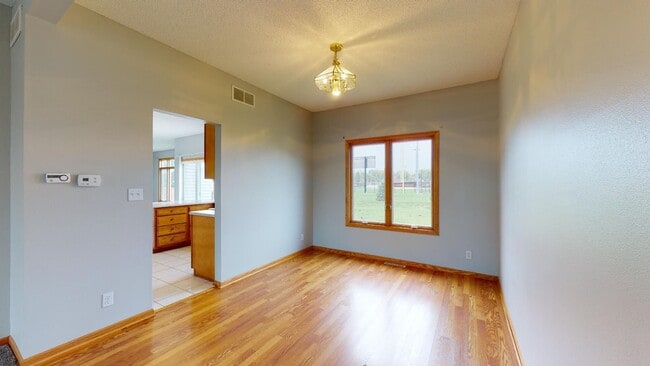 Building Photo - 2504 Somerset Dr