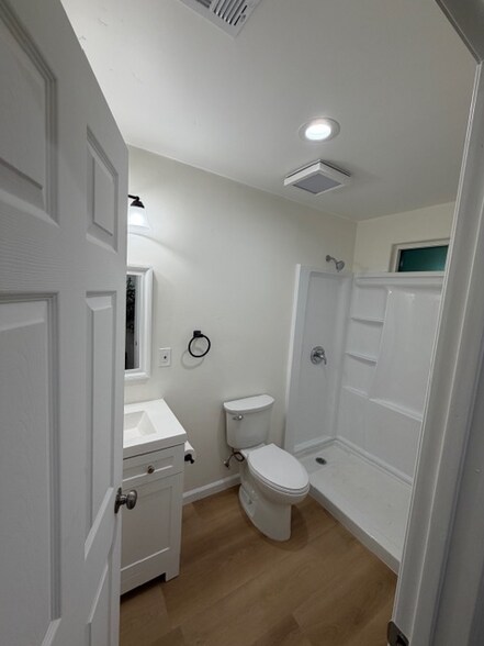 Building Photo - 823 E Cypress St