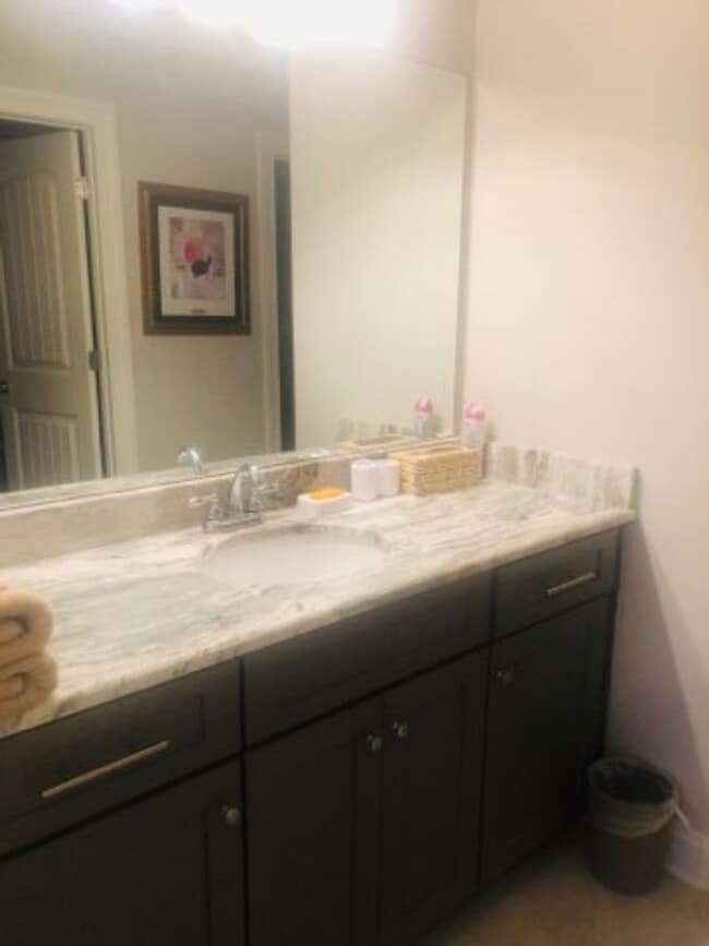 Building Photo - 4 Bed/4.5 Bath Townhouse at West End