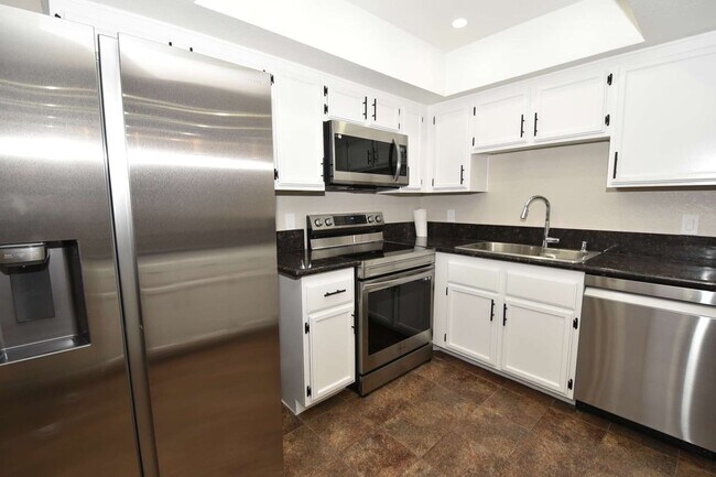 Building Photo - Stunning 2-Bedroom Condo 2nd Floor at The Lakes!