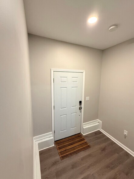 Building Photo - 737 Oak St