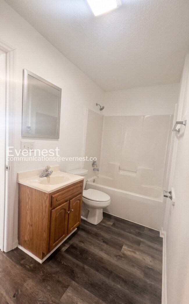 Building Photo - 3 Bed, 2 Bath Home with Off-Street Parking / Available Now!