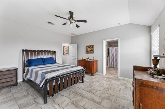 Building Photo - 447 Discovery
