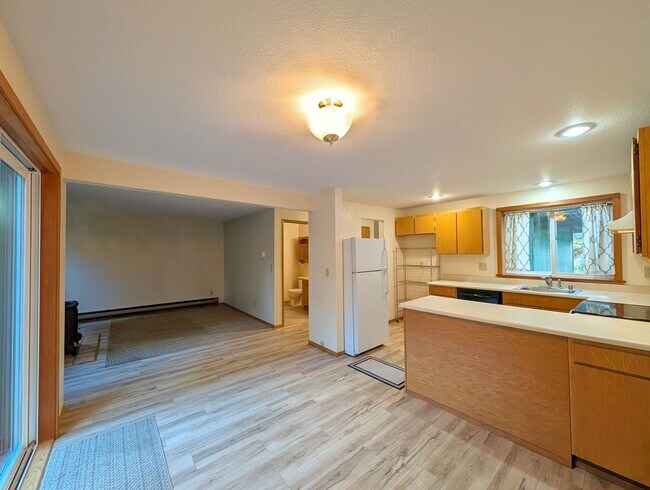 Building Photo - Unfurnished, 3Bd/1.5Ba Dgl Townhome, Long ...