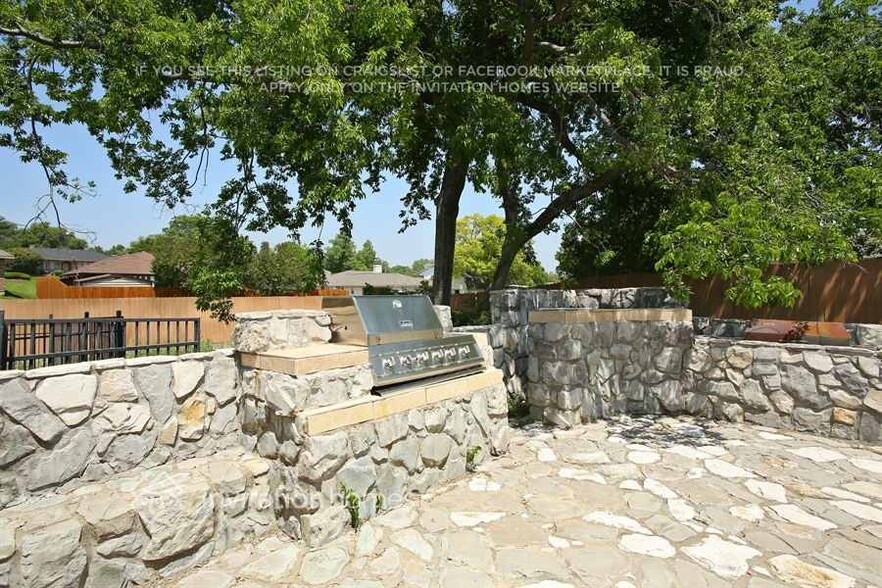 Building Photo - 1409 Carriage Ln