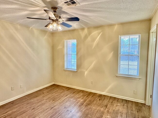 Building Photo - Charming updated 3-bedroom home!