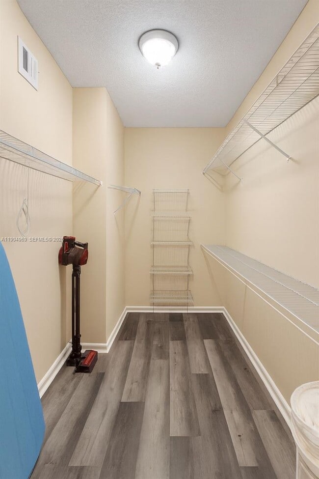 Building Photo - 17150 N Bay Rd