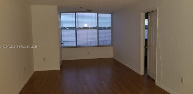 Building Photo - 2811 N Oakland Forest Dr