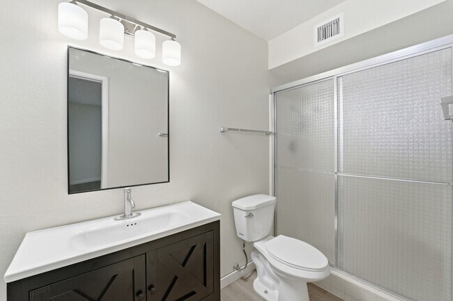 Building Photo - Spacious 3 Bed in Dreamland Villa | Corner Lot + Circular Drive