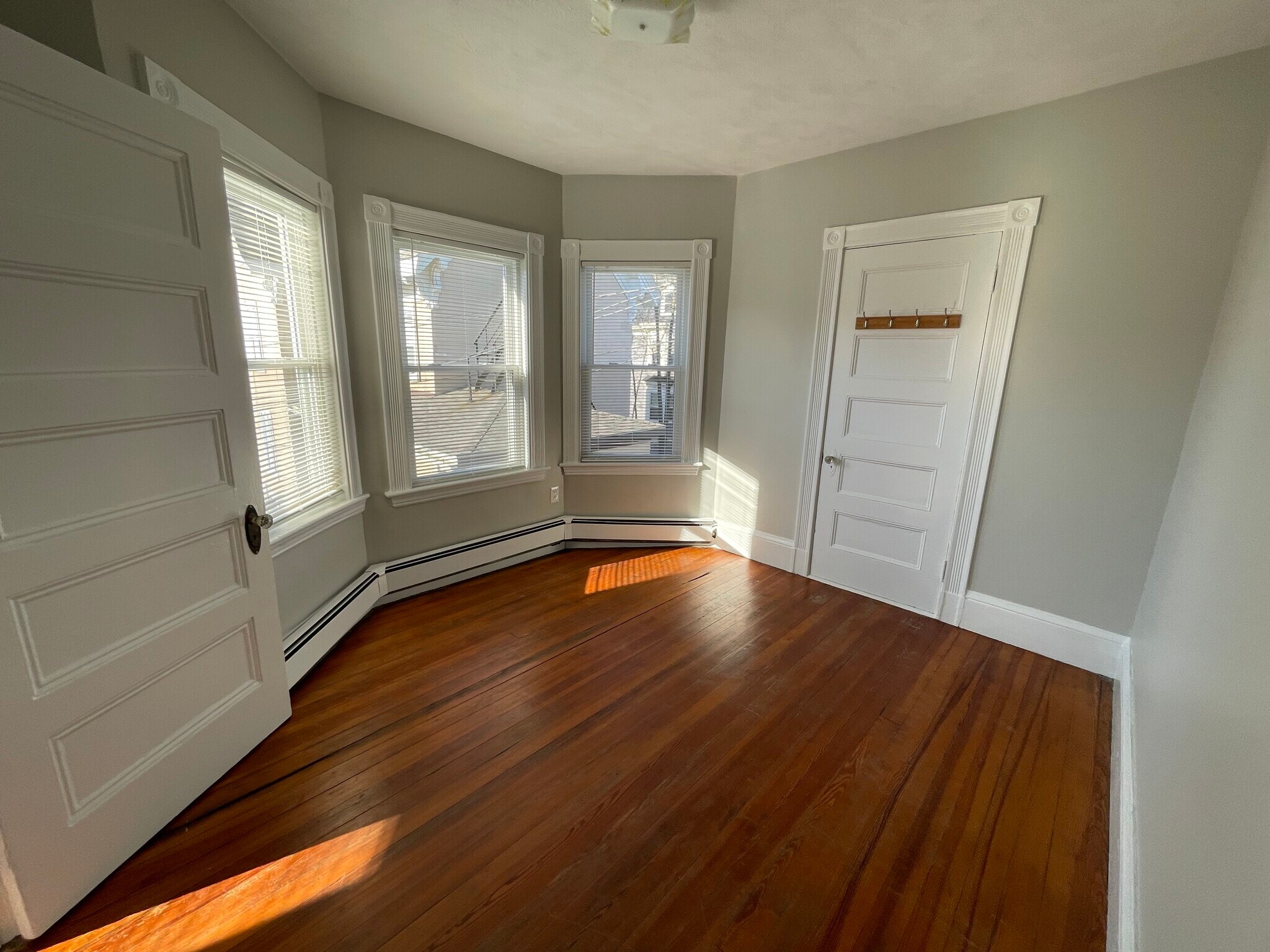 Building Photo - 16 Maple St