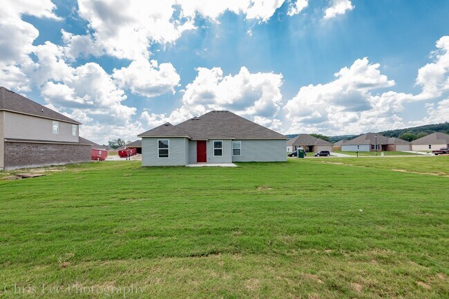 Building Photo - 4BR Home w/Fenced Yard