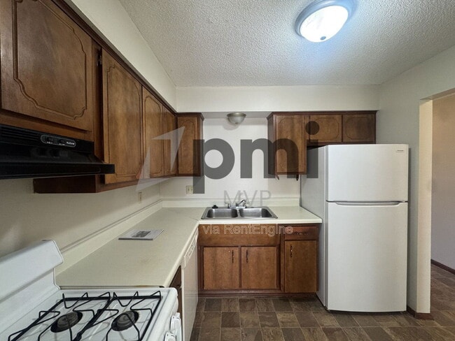 Building Photo - 90 Stornoway Dr W