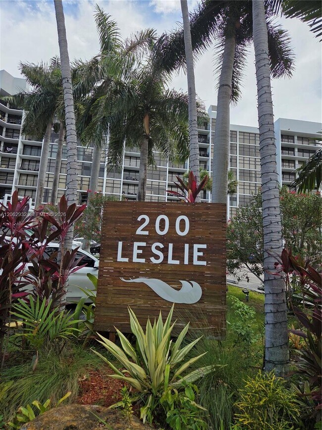 Building Photo - 200 Leslie Dr