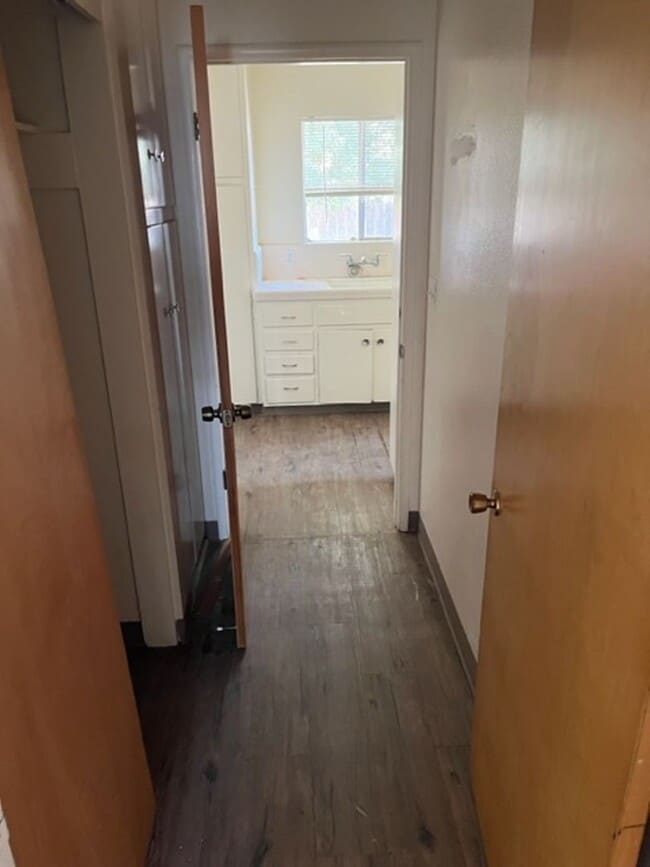 Building Photo - 3 BR 2 Bath