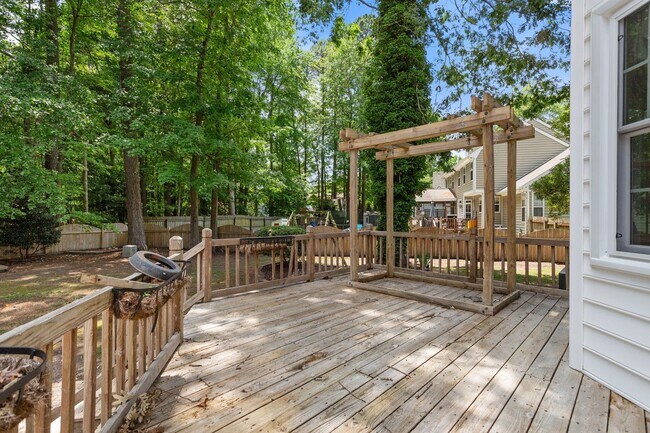 Building Photo - 5BR/3BA with Fresh Paint and New Carpet in...