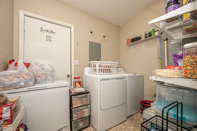 Building Photo - 4 Bedroom Rental Available February 15th!