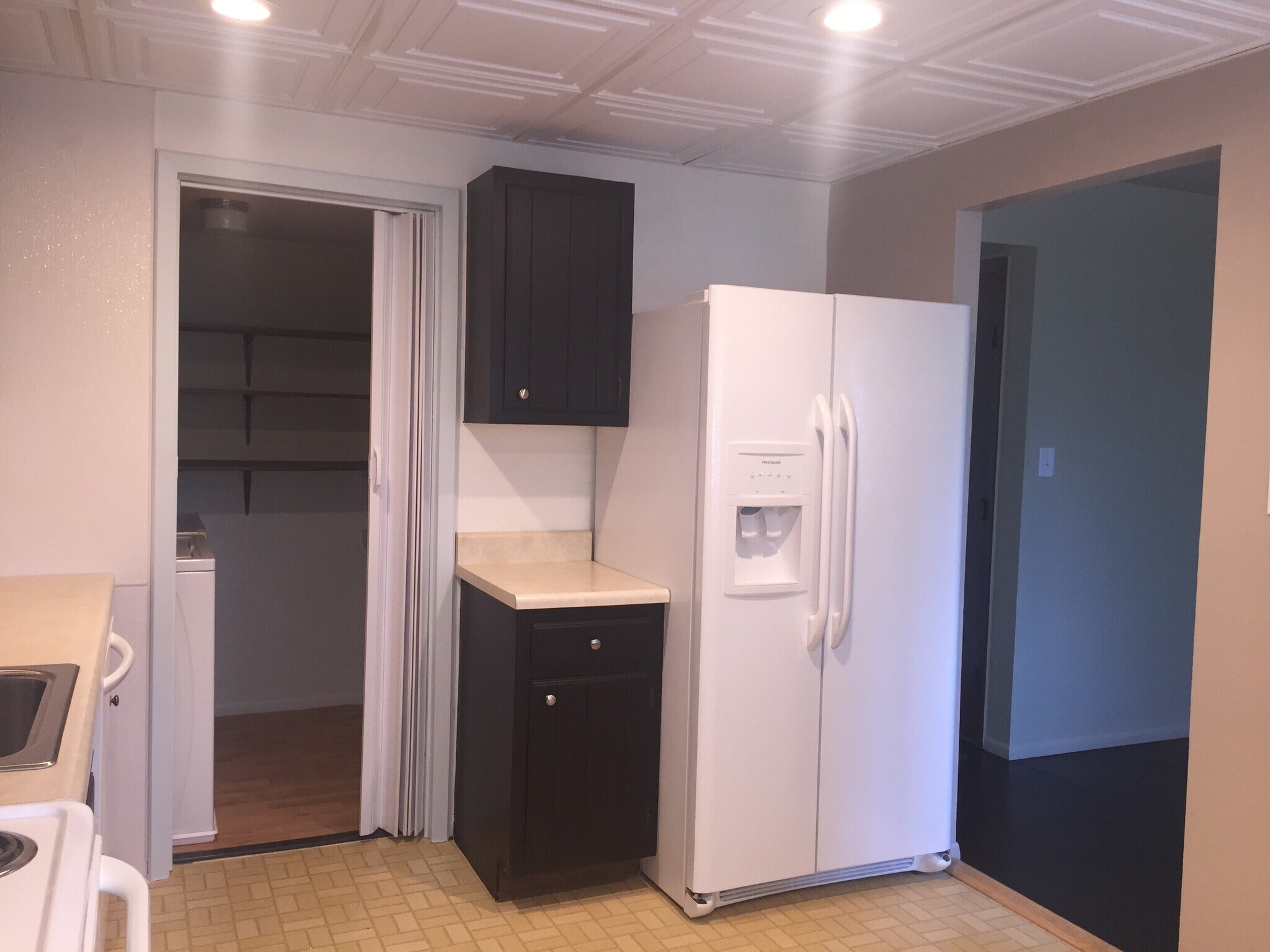 Building Photo - 570 Jamestown Ct