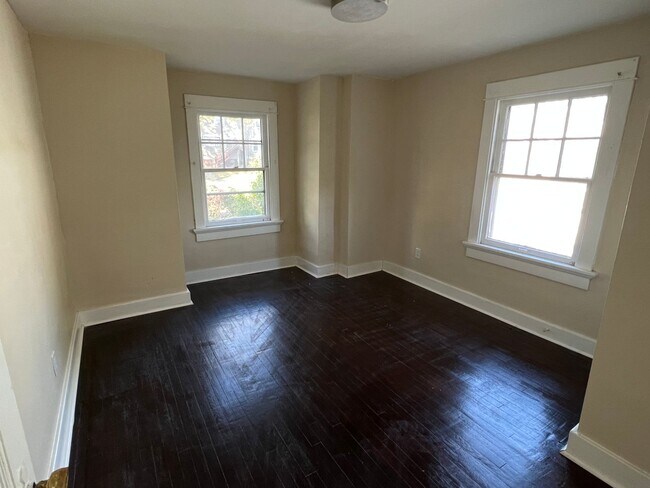 Building Photo - 3 bedrooms 1 bathroom for rent