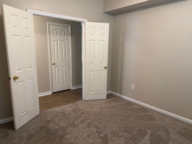 Building Photo - Three Bedroom Updated First Floor Condo at The Legends