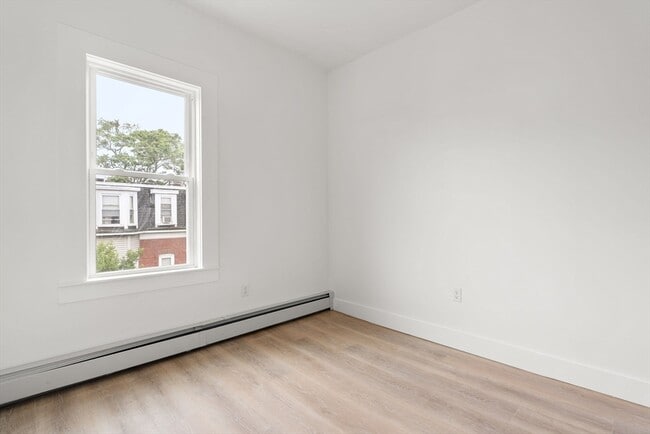 Building Photo - 467 E 3rd St