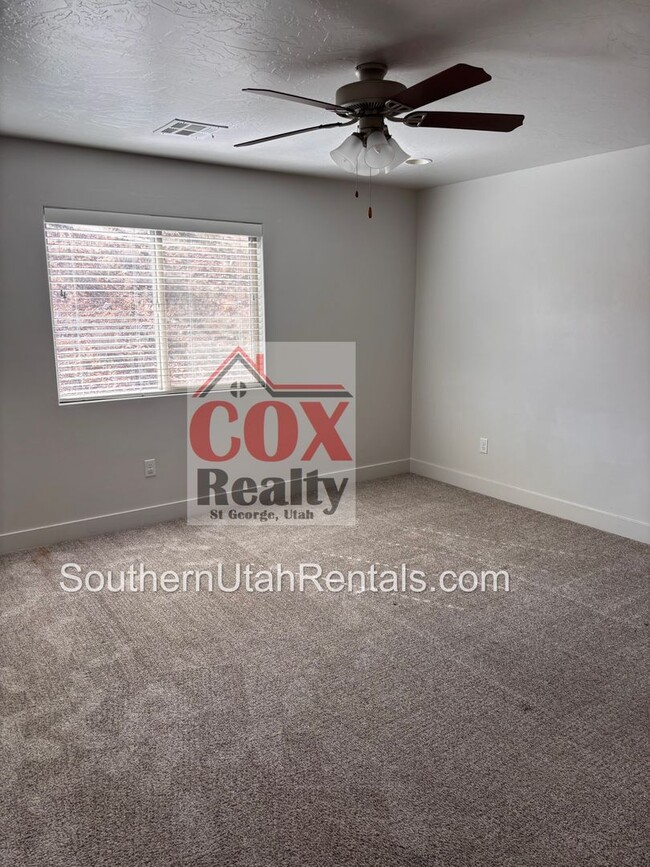 Building Photo - 3 bed / 2.5 bath / 2-car with washer/dryer...