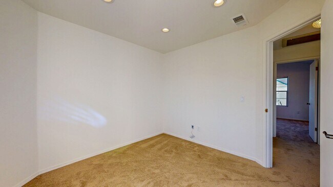 Building Photo - Charming 3 Bedroom 2.5 Bath with Bonus Room and Private Yard!